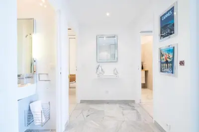 Salle de bains dans l'établissement Résidence Rare ! Superbe 3 Pièces Avec Jardin Face à La Mer - RARE ! Superbe 3 pièces avec jardin face à la mer MAE-2143