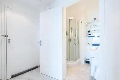 Salle de bains dans l'établissement Résidence Rare ! Superbe 3 Pièces Avec Jardin Face à La Mer - RARE ! Superbe 3 pièces avec jardin face à la mer MAE-2143