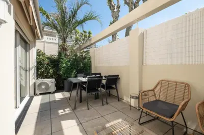 Balcon ou terrasse dans l'établissement Résidence Appartement Avec Piscine Résidentiel - Appartement avec piscine résidentiel MAE-2183