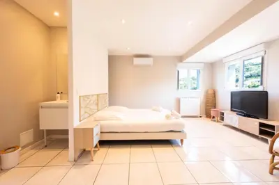 Un ou plusieurs lits dans un hébergement de l'établissement Résidence Villa 330m2, 6 Chambres, Piscine Chauffée Jacuzzi - Villa 330m2, 6 chambres, piscine chauffée jacuzzi MAE-2233