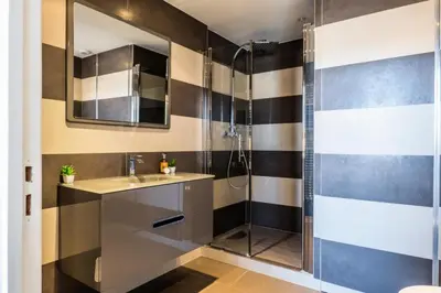 Salle de bains dans l'établissement Résidence 3 Pièces Rue D’antibes à Deux Pas Du Palais Des Festivals - 3 pièces rue d’Antibes à deux pas du Palais des festivals MAE-2263