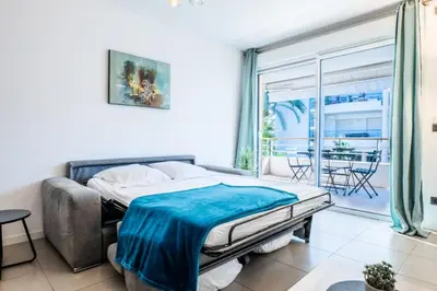 Un ou plusieurs lits dans un hébergement de l'établissement Résidence 2p Avec Piscine Au Palm Beach - 2P avec piscine au Palm Beach MAE-2313