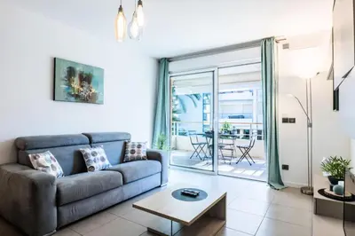 Coin salon dans l'établissement Résidence 2p Avec Piscine Au Palm Beach - 2P avec piscine au Palm Beach MAE-2313