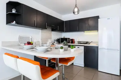 Cuisine ou kitchenette dans l'établissement Résidence 2p Avec Piscine Au Palm Beach - 2P avec piscine au Palm Beach MAE-2313