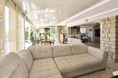 Coin salon dans l'établissement Résidence Maison Avec, Piscine & Vue Mer - Antibes - Maison avec, piscine & vue mer - Antibes MAE-2393