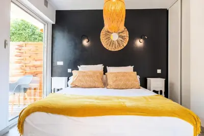 Un ou plusieurs lits dans un hébergement de l'établissement Résidence 2p Cozy Avec Jardin En Plein Coeur Du Palm Beach - 2P cozy avec jardin en plein coeur du Palm Beach MAE-2403