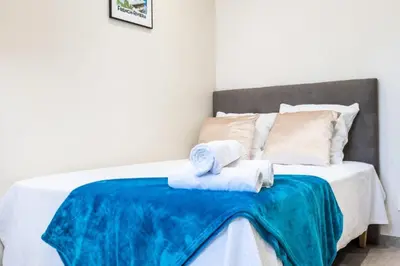 Un ou plusieurs lits dans un hébergement de l'établissement Résidence Rare ! Rez-de-jardin 10 Minutes à Pied Du Centre - RARE ! Rez-de-jardin 10 minutes à pied du centre MAE-2413