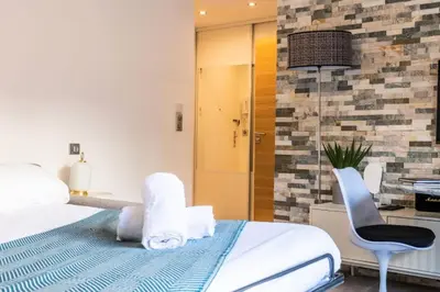 Un ou plusieurs lits dans un hébergement de l'établissement Résidence Rare ! Studio Avec Terrasse à 5 Min à Pied Du Palais - Rare ! Studio avec terrasse à 5 min à pied du Palais MAE-2433