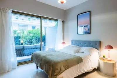 Un ou plusieurs lits dans un hébergement de l'établissement Résidence 3p Centre-ville Avec Jardin, 1min De La Croisette - 3P centre-ville avec jardin, 1min de la Croisette MAE-2443