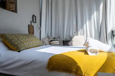 Un ou plusieurs lits dans un hébergement de l'établissement Résidence 3p Rooftop Palm Beach, Plages à 2min à Pied - 3P Rooftop Palm Beach, plages à 2min à pied MAE-2503