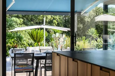Jardin de l'établissement Résidence Maison De Vacances De 150 M2, Grande Piscine Et Espace Pétanque ! - Maison de vacances de 150 m2, grande piscine et espace pétanque ! MAE-2543