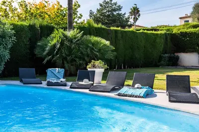 Piscine de l'établissement Résidence Maison De Vacances De 150 M2, Grande Piscine Et Espace Pétanque ! - Maison de vacances de 150 m2, grande piscine et espace pétanque ! MAE-2543 ou située à proximité