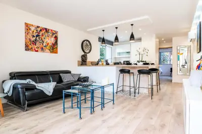 Cuisine ou kitchenette dans l'établissement Résidence 2 Pièces Terrasse à 8min à Pied Du Centre Parking - 2 pièces terrasse à 8min à pied du centre parking MAE-2553