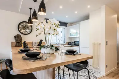 Cuisine ou kitchenette dans l'établissement Résidence 2 Pièces Terrasse à 8min à Pied Du Centre Parking - 2 pièces terrasse à 8min à pied du centre parking MAE-2553