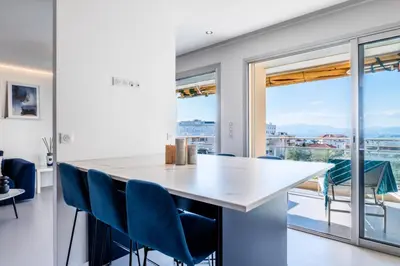 Coin salon dans l'établissement Résidence 4 Pièces Vue Mer, Terrasse Et Parking - 4 pièces vue mer, terrasse et parking MAE-2573