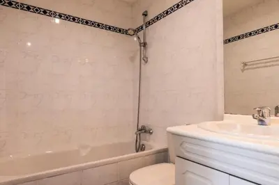Salle de bains dans l'établissement Résidence 4p Avec Terrasse Vue Mer à Deux Pas Des Plages - 4P avec terrasse vue mer à deux pas des plages MAE-2593