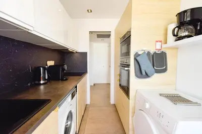 Cuisine ou kitchenette dans l'établissement Résidence 2p Rénové, Terrasse Et Plage à Pied - 2P rénové, terrasse et plage à pied MAE-2623