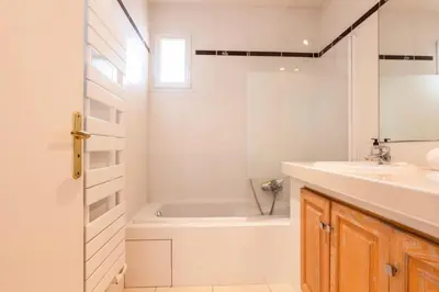 Salle de bains dans l'établissement Résidence Rare ! Rooftop 120m² 5min à Pied Du Centre - RARE ! ROOFTOP 120m² 5min à pied du centre MAE-2643