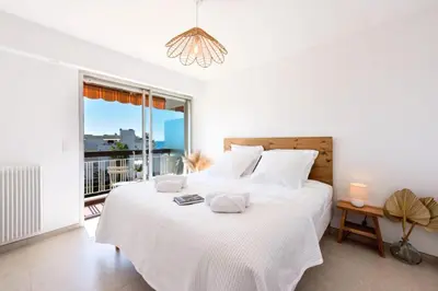 Un ou plusieurs lits dans un hébergement de l'établissement Résidence 2p Standing, Plage à Pied, Vue Mer, Garage. - 2P standing, plage à pied, vue mer, garage. MAE-2703