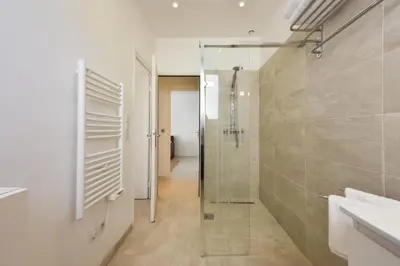 Salle de bains dans l'établissement Résidence Rez-de-jardin, Plages à Pied Et Garage - Rez-de-jardin, plages à pied et garage MAE-2723