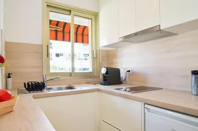 Cuisine ou kitchenette dans l'établissement Résidence Palm Beach Studio Avec Terrasse A 150m Des Plages - Palm Beach studio avec terrasse a 150m des plages MAE-2773