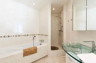 Salle de bains dans l'établissement Résidence Vue Mer 95m2 Grande Terrasse Cannes Croisette. - Vue mer 95m2 Grande Terrasse Cannes Croisette. MAE-3003