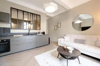 Cuisine ou kitchenette dans l'établissement Résidence 2p Rénové Cœur De Cannes - 2P Rénové Cœur de Cannes MAE-3013