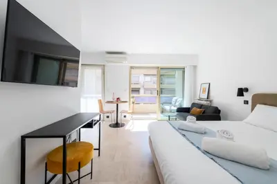 Télévision ou salle de divertissement dans l'établissement Résidence Studio Terrasse 2 Min De La Croisette - Studio Terrasse 2 min de la Croisette MAE-3113