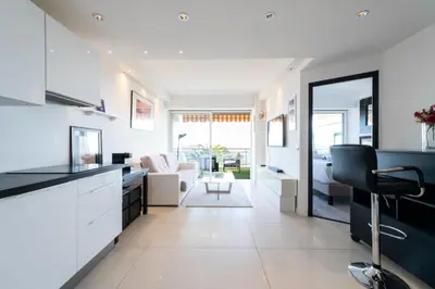 Cuisine ou kitchenette dans l'établissement Résidence Appartement Avec Terrasse, Piscine & Accès Plage - Appartement avec Terrasse, Piscine & Accès Plage MAE-3133