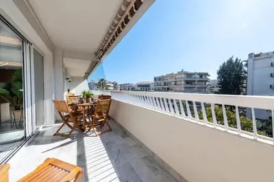 Balcon ou terrasse dans l'établissement Résidence Grand 2p Rénové Terrasse Cœur De Cannes - Grand 2P rénové Terrasse Cœur de Cannes MAE-3143