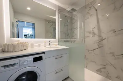 Salle de bains dans l'établissement Résidence Grand 2p Rénové Terrasse Cœur De Cannes - Grand 2P rénové Terrasse Cœur de Cannes MAE-3143