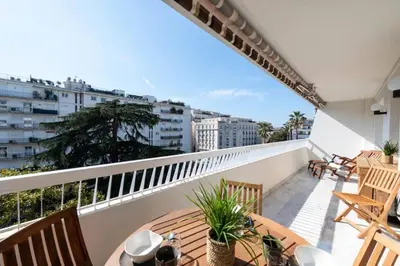 Balcon ou terrasse dans l'établissement Résidence Grand 2p Rénové Terrasse Cœur De Cannes - Grand 2P rénové Terrasse Cœur de Cannes MAE-3143