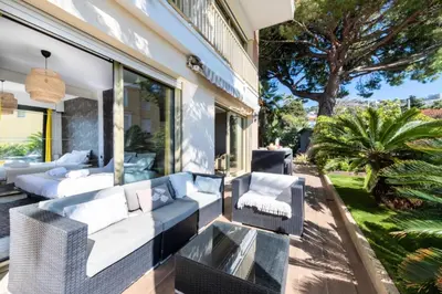 Coin salon dans l'établissement Résidence 4p Piscine Privée & Vue Mer - 4P Piscine privée & Vue mer MAE-3263