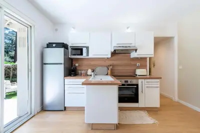 Cuisine ou kitchenette dans l'établissement Résidence 2p Rez-de-jardin Au Calme – Cadre Paisible - 2P Rez-de-jardin au calme – Cadre Paisible MAE-3313
