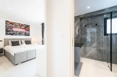 Un ou plusieurs lits dans un hébergement de l'établissement Résidence 2p Traversant, Centre Cannes, Rue D’antibes - 2P Traversant, Centre Cannes, Rue d’Antibes MAE-3343