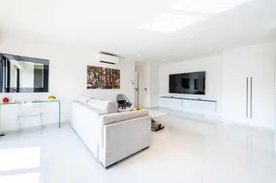 Télévision ou salle de divertissement dans l'établissement Résidence 2p Traversant, Centre Cannes, Rue D’antibes - 2P Traversant, Centre Cannes, Rue d’Antibes MAE-3343