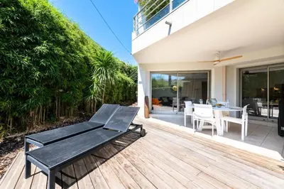 Balcon ou terrasse dans l'établissement Résidence 2p Rez-de-jardin Avec Piscine – Calme, Parking Privé - 2P Rez-de-jardin avec piscine – Calme, Parking privé MAE-2133