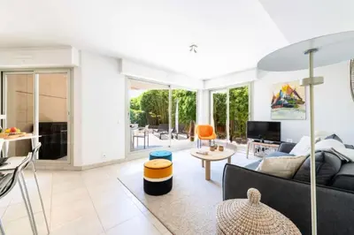 Coin salon dans l'établissement Résidence 2p Rez-de-jardin Avec Piscine – Calme, Parking Privé - 2P Rez-de-jardin avec piscine – Calme, Parking privé MAE-2133