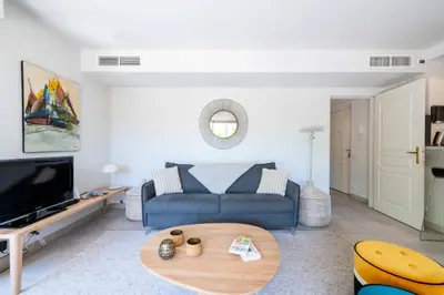 Télévision ou salle de divertissement dans l'établissement Résidence 2p Rez-de-jardin Avec Piscine – Calme, Parking Privé - 2P Rez-de-jardin avec piscine – Calme, Parking privé MAE-2133