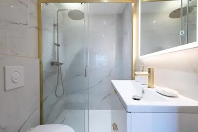 Salle de bains dans l'établissement Résidence 2p Au Calme, Proche Plages Et Centre Ville - 2P au Calme, proche Plages et Centre ville MAE-5693
