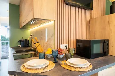 Cuisine ou kitchenette dans l'établissement Résidence 2p Au Calme, Proche Plages Et Centre Ville - 2P au Calme, proche Plages et Centre ville MAE-5693