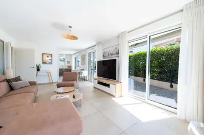 Télévision ou salle de divertissement dans l'établissement Résidence 4p Rooftop Avec Jacuzzi & Parking, Cannes - 4P Rooftop avec Jacuzzi & Parking, Cannes MAE-7563