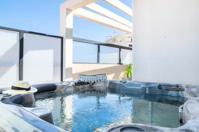 Piscine de l'établissement Résidence 4p Rooftop Avec Jacuzzi & Parking, Cannes - 4P Rooftop avec Jacuzzi & Parking, Cannes MAE-7563 ou située à proximité