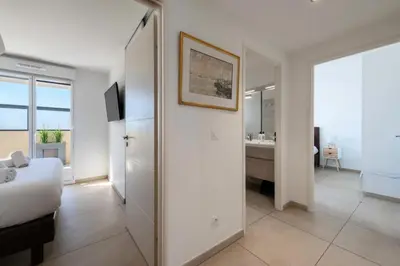 Un ou plusieurs lits dans un hébergement de l'établissement Résidence 4p Rooftop Avec Jacuzzi & Parking, Cannes - 4P Rooftop avec Jacuzzi & Parking, Cannes MAE-7563