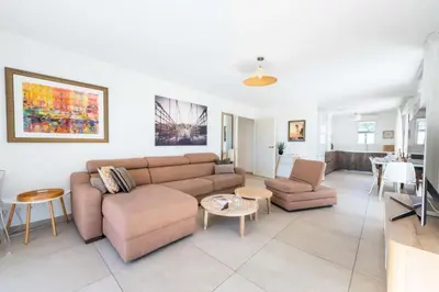 Coin salon dans l'établissement Résidence 4p Rooftop Avec Jacuzzi & Parking, Cannes - 4P Rooftop avec Jacuzzi & Parking, Cannes MAE-7563