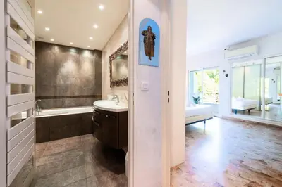 Salle de bains dans l'établissement Résidence 3p Vue Panoramique - Dernier Étage, Cannes - 3P Vue Panoramique - Dernier Étage, Cannes MAE-3933