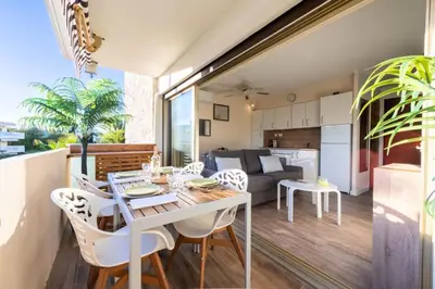 Cuisine ou kitchenette dans l'établissement Résidence 2p Proche Plage Et Croisette, Palm Beach - 2P Proche Plage et Croisette, Palm Beach MAE-2193