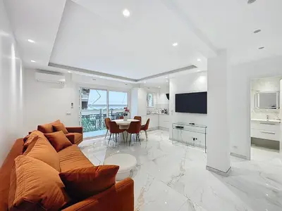 Télévision ou salle de divertissement dans l'établissement Executive 2BR Apartment near Croisette Ideal for MIPIM Terrace & Wi-Fi