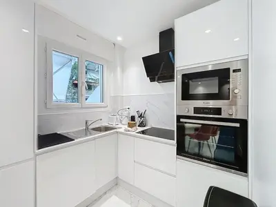 Cuisine ou kitchenette dans l'établissement Executive 2BR Apartment near Croisette Ideal for MIPIM Terrace & Wi-Fi