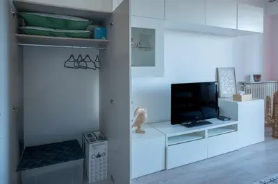 Télévision ou salle de divertissement dans l'établissement Studio Vue Mer - Terrasse Privée - Piscine - Entre Nice et Cannes